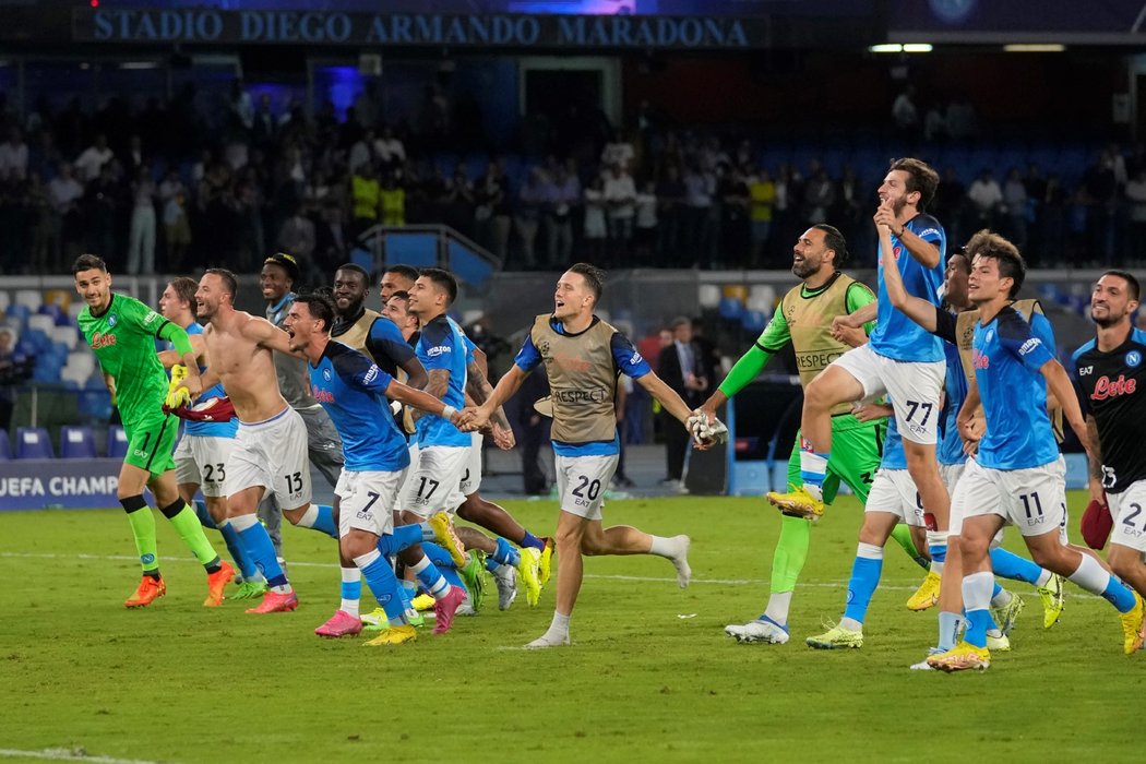 Fotbalisté Neapole oslavují vítězství nad Liverpoolem
