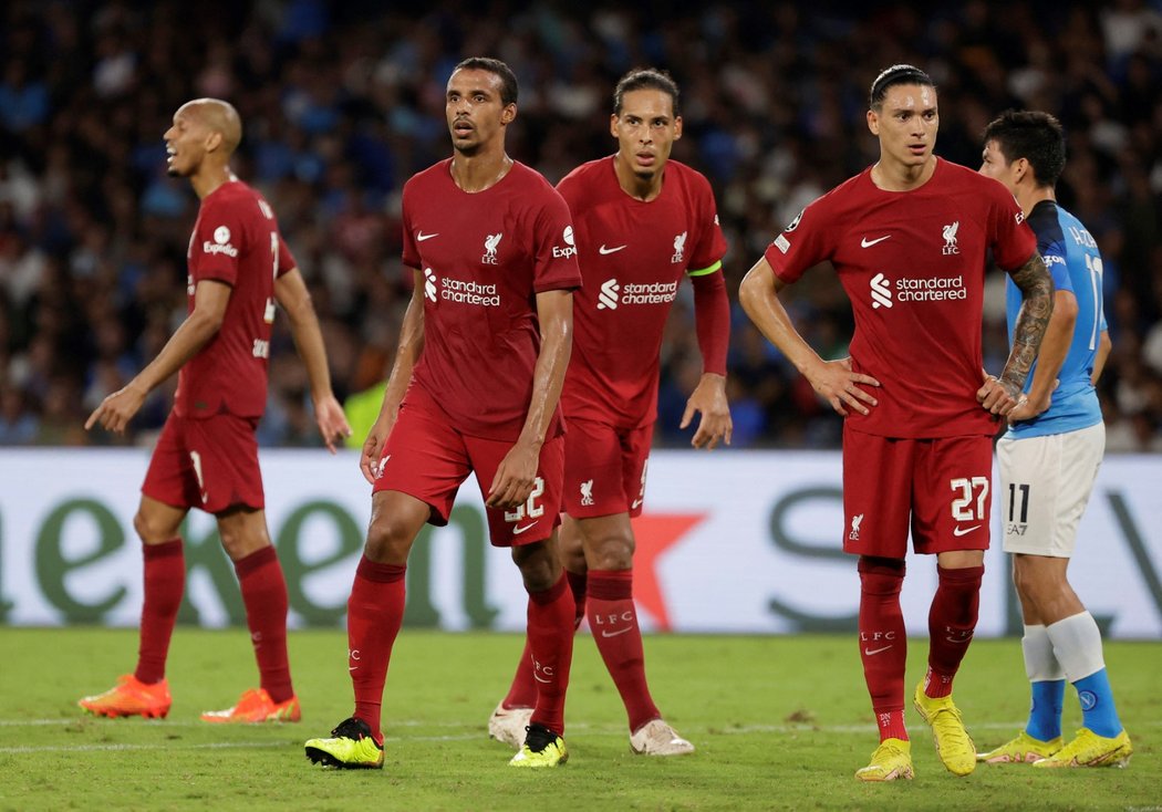 Zklamaní hráči Liverpoolu na hřišti Neapole