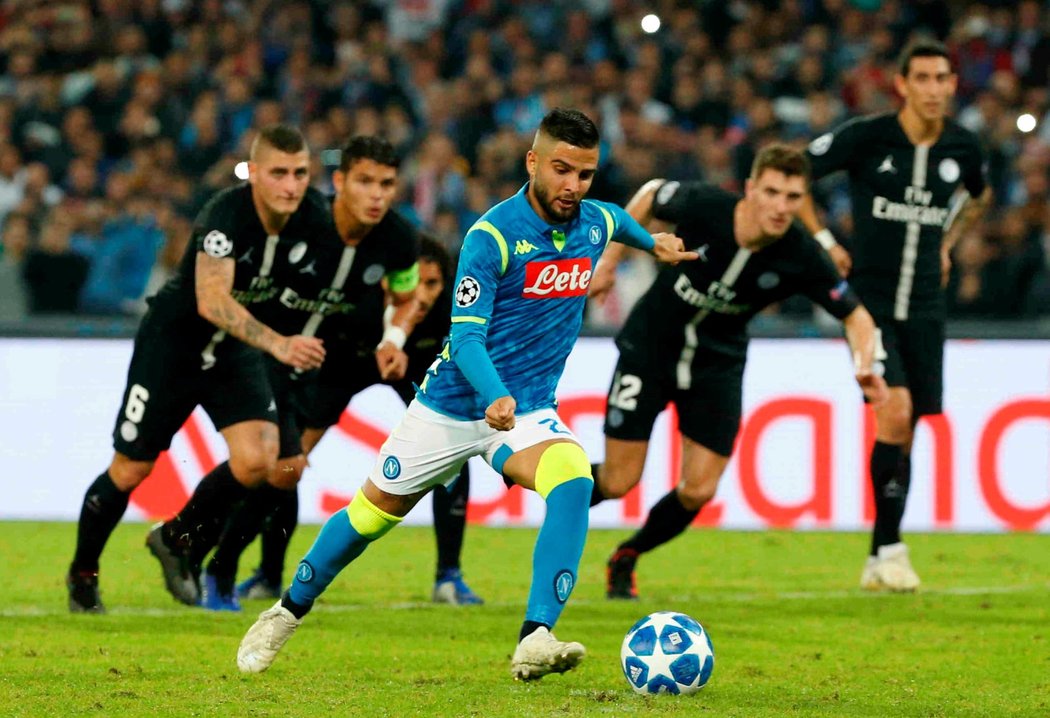 Lorenzo Insigne střílí první branku Neapole v utkání s Paris St. Germain z nařízené penalty