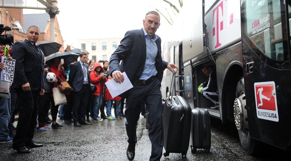 Franck Ribéry vystupuje z týmového autobusu