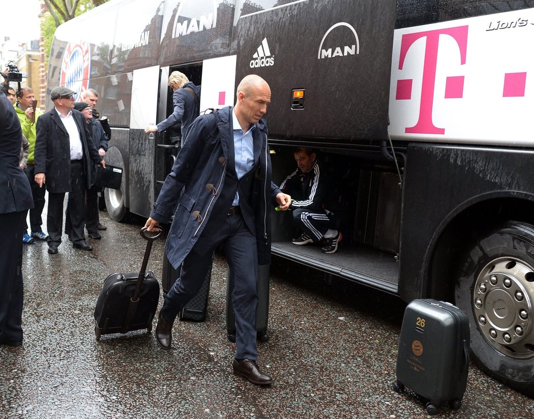 Arjen Robben vystupuje z autobusu a míří do týmového hotelu Bayernu