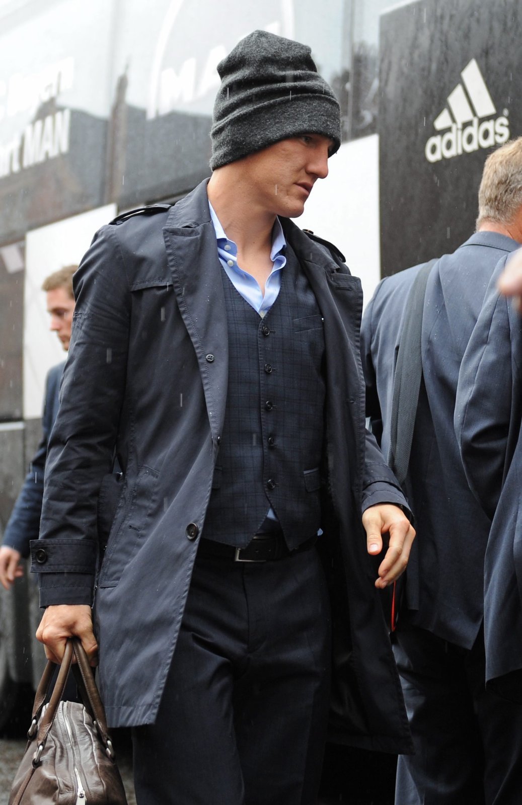 Bastian Schweinsteiger vystupuje z autobusu a míří do týmového hotelu Bayernu