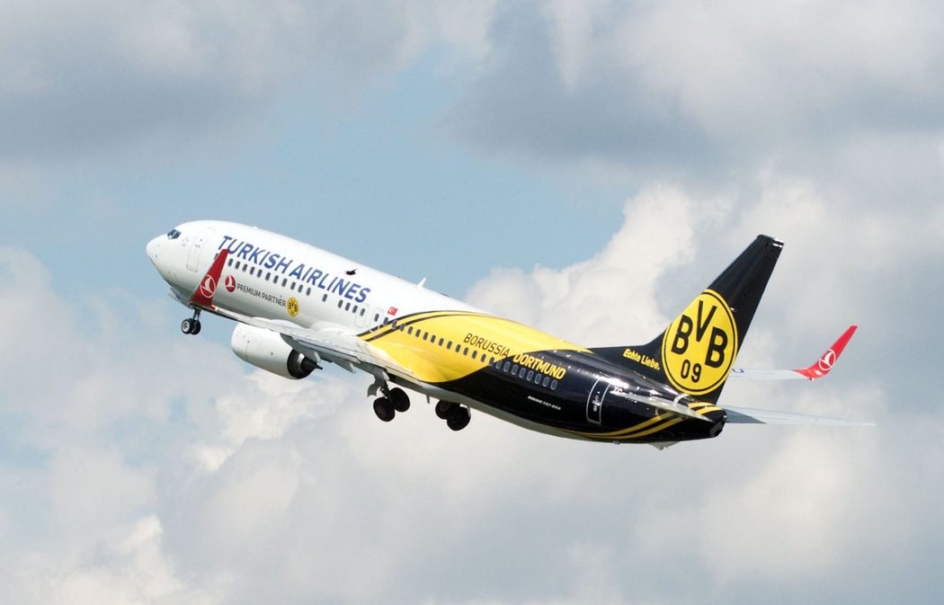 Letadlo fotbalistů Borussie Dortmund vzlétá z ranveje