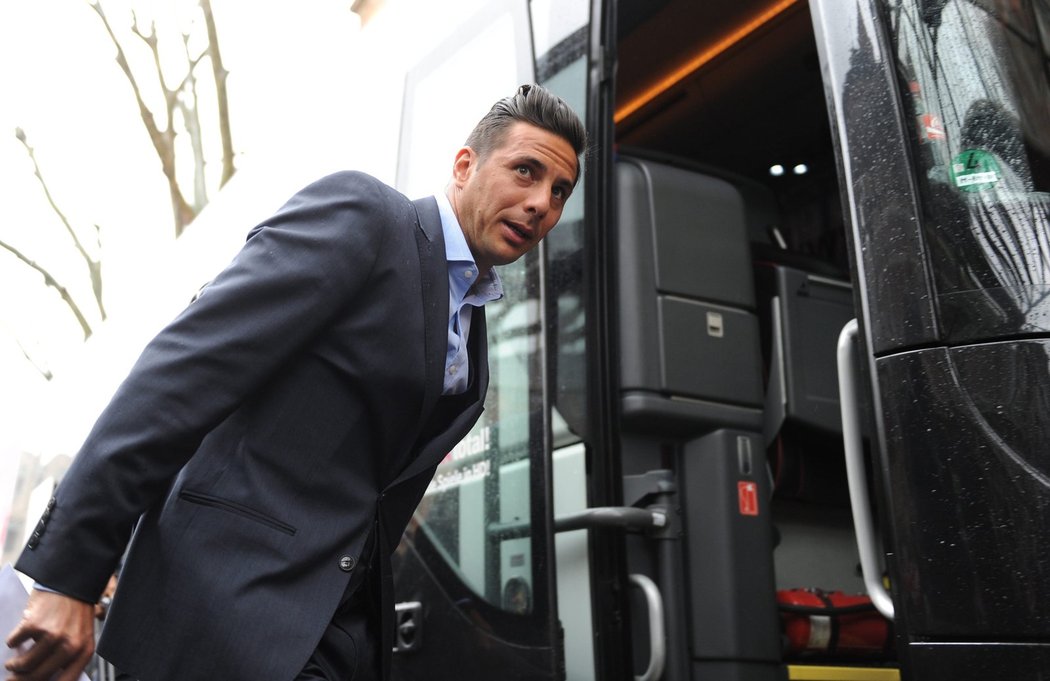 Claudio Pizarro vystupuje z autobusu a míří do týmového hotelu Bayernu