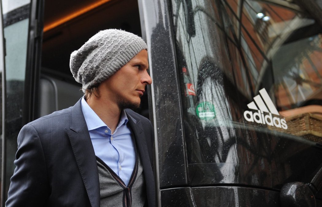 Daniel Van Buyten vystupuje z autobusu a míří do týmového hotelu Bayernu