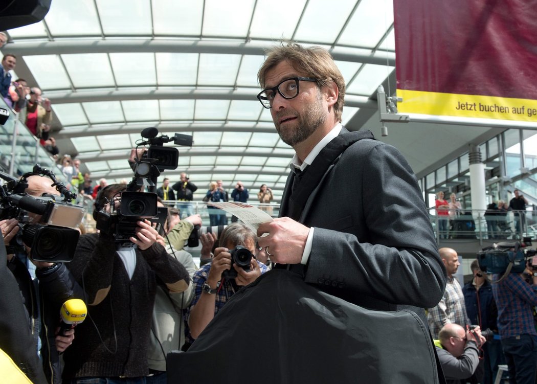 Kouč Dortmundu Jürgen Klopp prochází mezi reportéry
