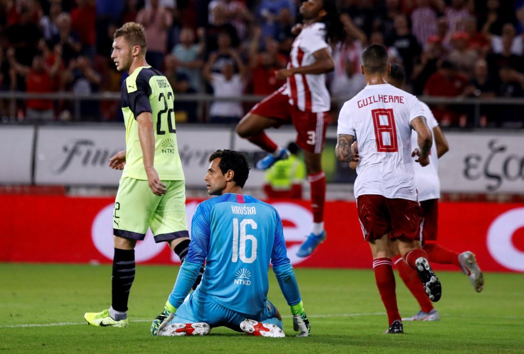 Plzeňští fotbalisté ve chvíli, kdy inkasovali branku od Olympiakosu Pireus