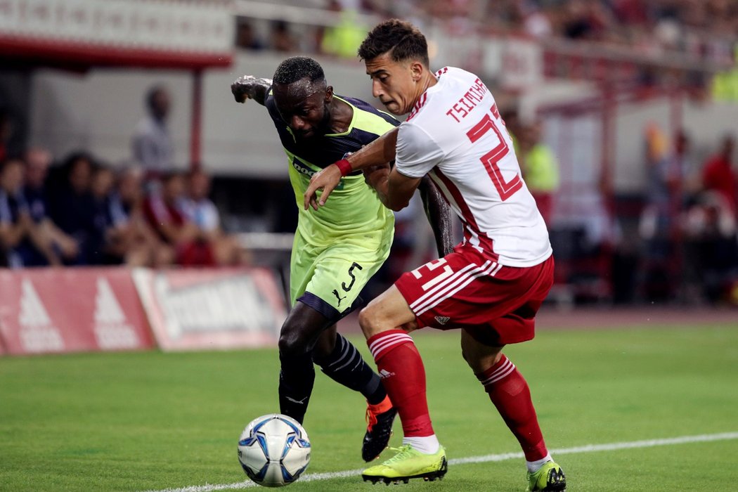 Plzeňský záložník Joel Kayamba se snaží dostat přes obránce Olympiakosu Pireus v odvetě 2. předkola Ligy mistrů