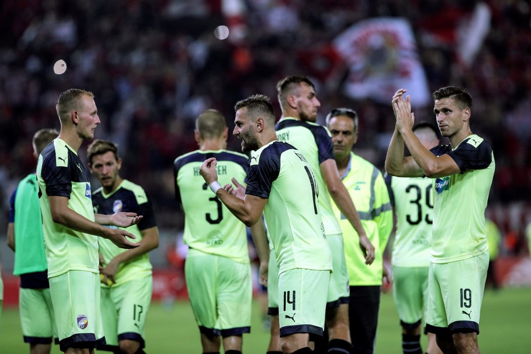 Zklamaní fotbalisté Viktorie Plzeň po prohře 0:4 na hřišti Olympiakosu Pireus