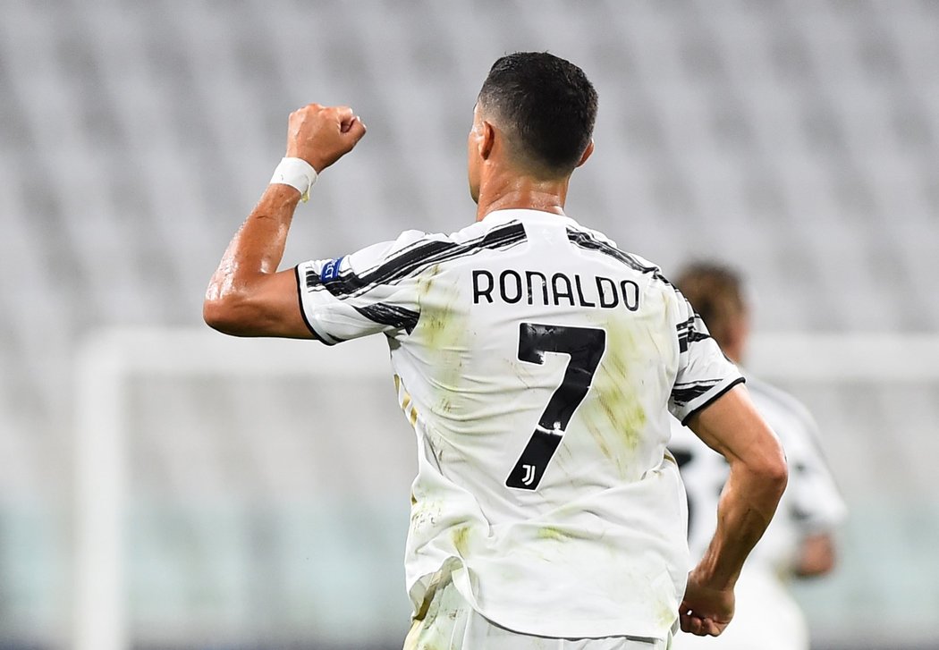 Cristiano Ronaldo oslavuje svou branku z penalty v utkání proti Lyonu