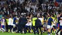 Divočina v utkání mezi Lyonem a Fenerbahce