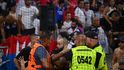 Divočina v utkání mezi Lyonem a Fenerbahce