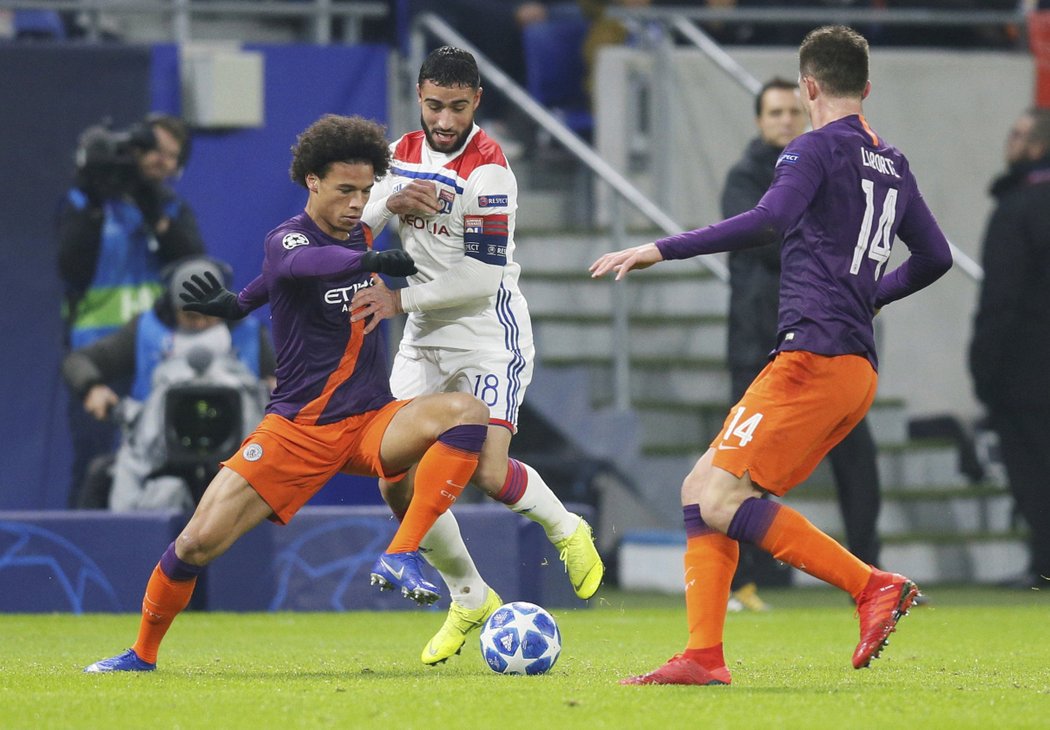 Leroy Sané (vlevo) v barvách Manchesteru City v souboji s Nabilem Fekirem