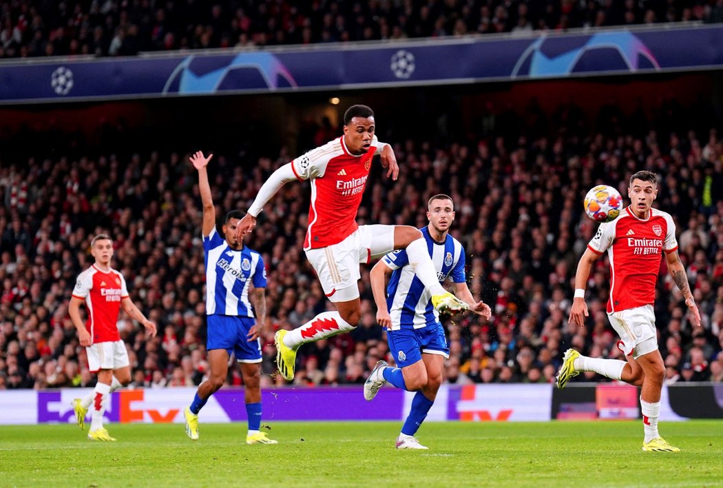 Gabriel z Arsenalu v akci v odvetě osmifinále Ligy mistrů s Portem