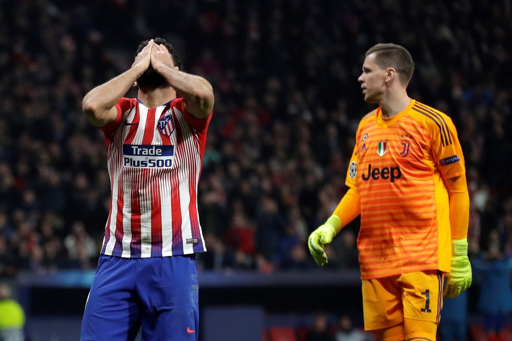 Zklamaný Diego Costa (vlevo) a Wojciech Szczesny (vpravo) během duelu osmifinále Ligy mistrů mezi Juventusem a Atlétikem Madrid