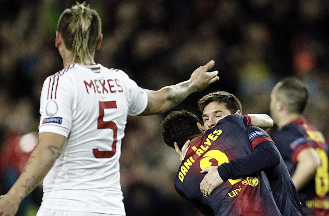 Phillipe Mexes (vlevo) smutně sleduje radost Dani Alvese a Lionela Messiho po prvním barcelonském gólu