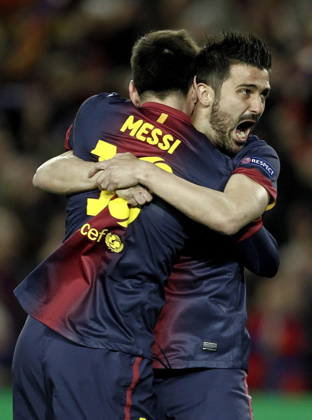 Lionel Messi skáče do náručí Davidu Villovi po prvním gólu do sítě AC Milán