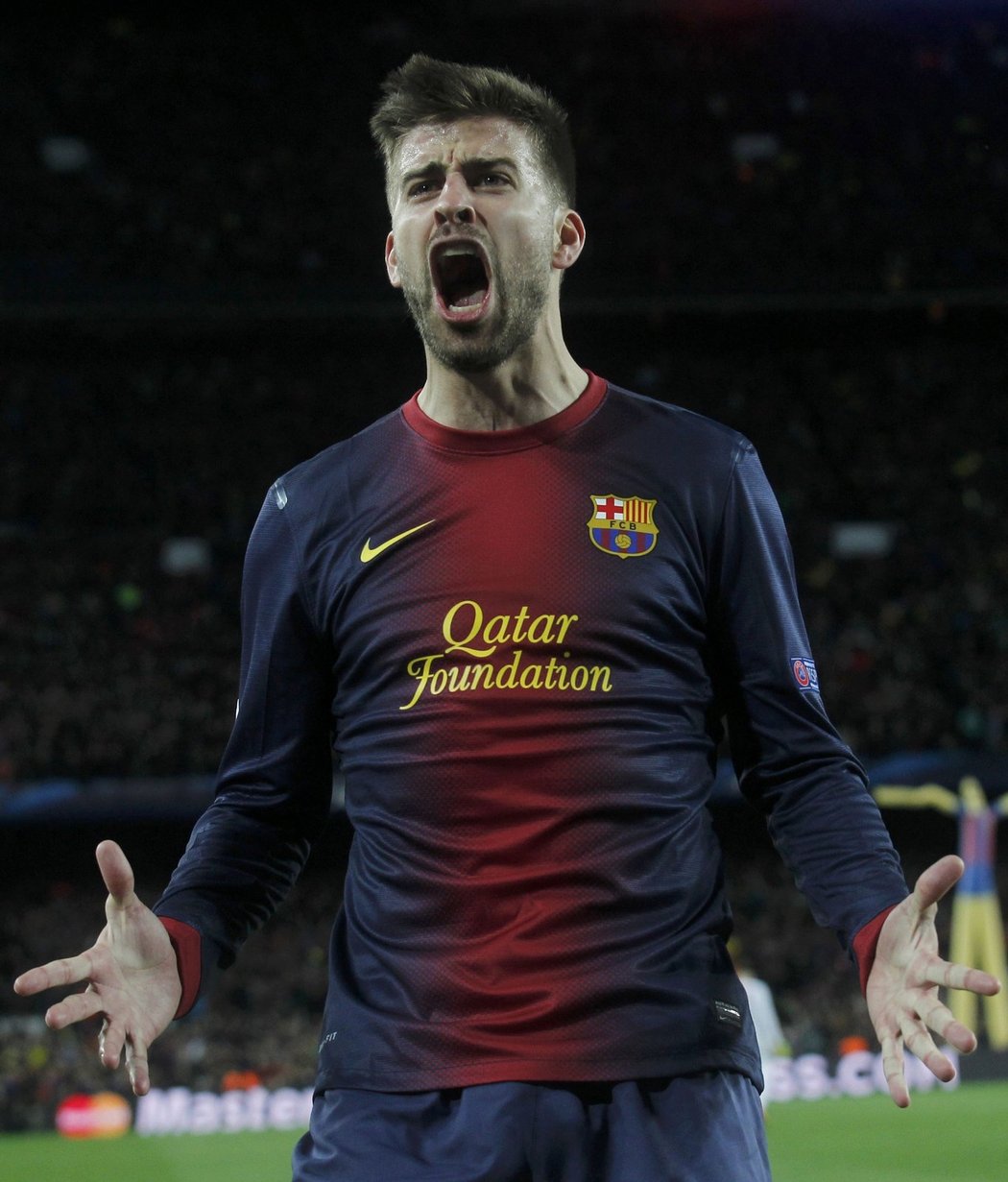 Gerard Piqué slaví Messiho druhý gól v duelu proti AC Milán