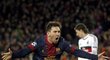 Lionel Messi se raduje ze svého druhého gólu proti AC Milán