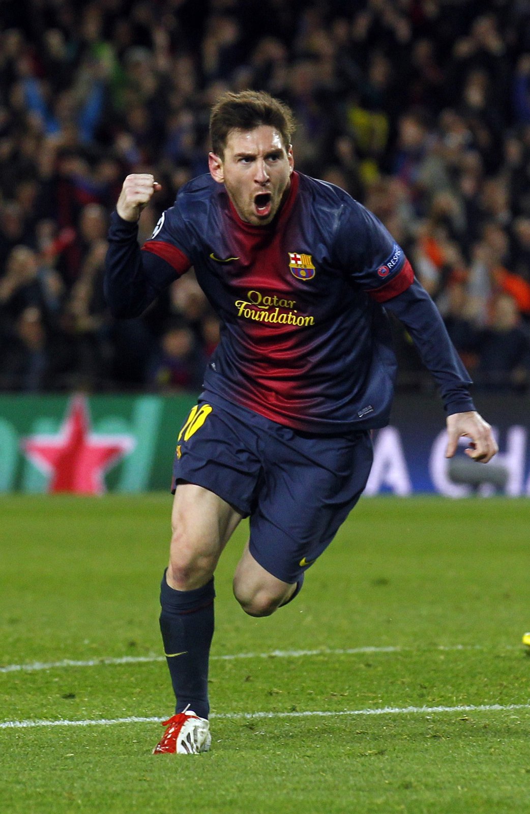 A začínáme od nuly. Lionel Messi se raduje z druhého gólu, kterým smazal náskok AC Milán z prvního zápasu