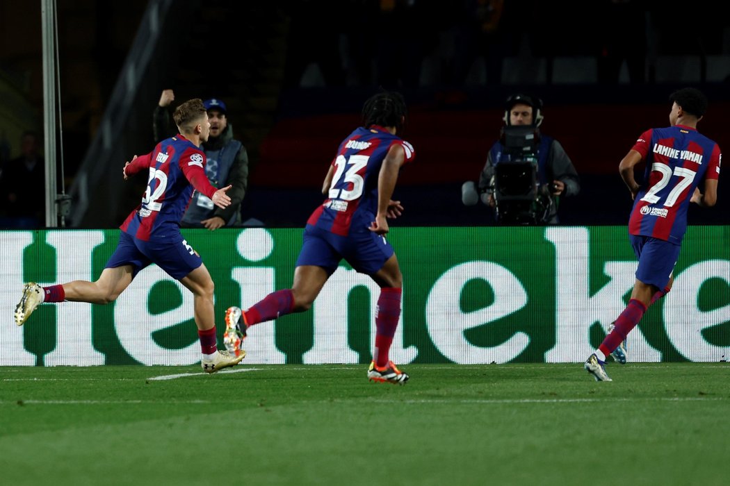 Fermin Lopez se raduje z gólu Barcelony v odvetě s Neapolí