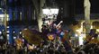 Po zázračném postupu fotbalistů Barcelony do čtvrtfinále Ligy mistrů vypukly v ulicích katalánského města divoké oslavy