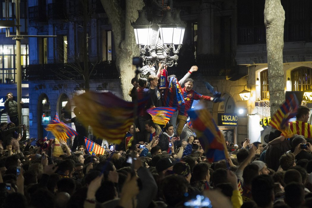 Po zázračném postupu fotbalistů Barcelony do čtvrtfinále Ligy mistrů vypukly v ulicích katalánského města divoké oslavy