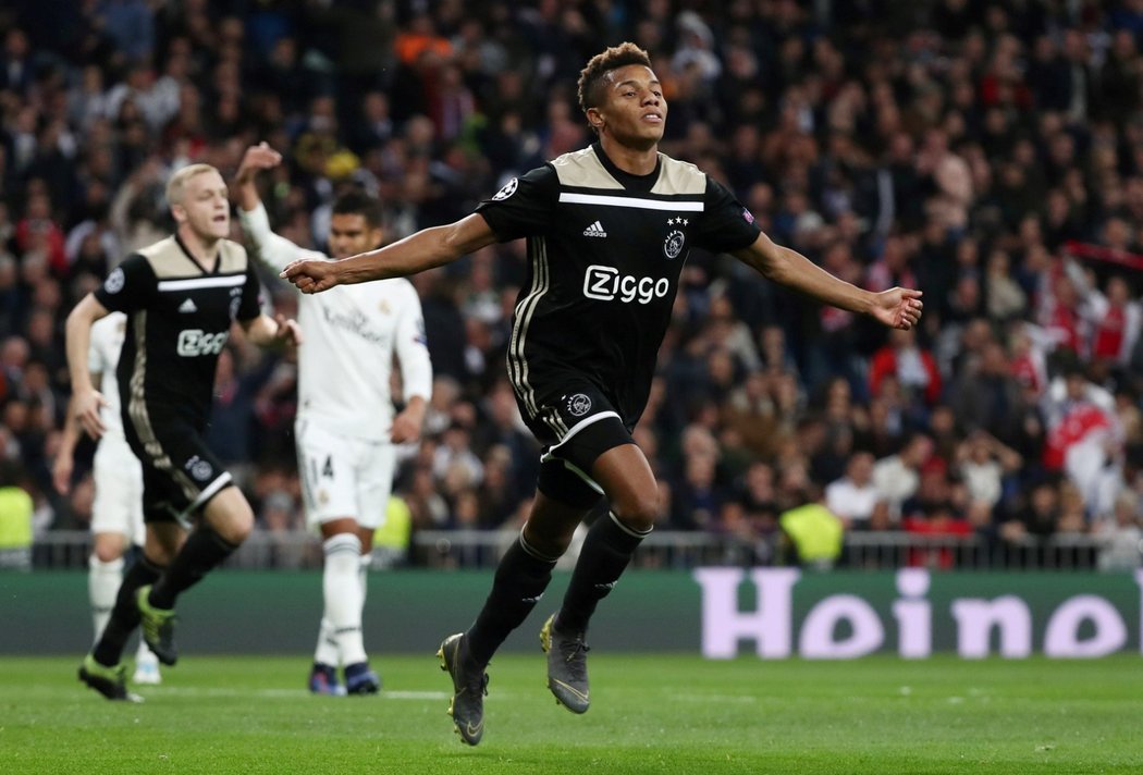 David Neres oslavuje druhou branku Ajaxu v utkání s Realem