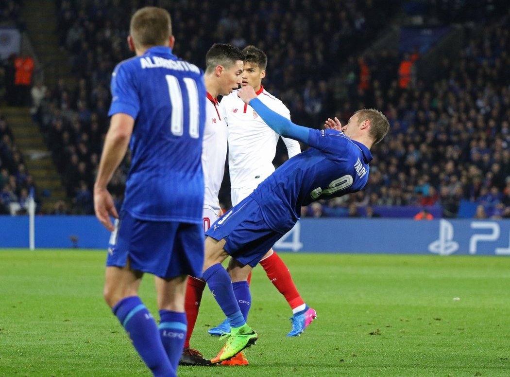 Jamie Vardy se kácí po kontaktu se Samirem Nasrim