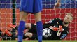 Brankář Leicesteru Kasper Schmeichel chytá penaltu v závěru zápasu se Sevillou