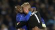 Kasper Schmeichel a Wilfred Ndidi slaví postup Leicesteru do čtvrtfinále Ligy mistrů