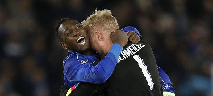 Kasper Schmeichel a Wilfred Ndidi slaví postup Leicesteru do čtvrtfinále Ligy mistrů