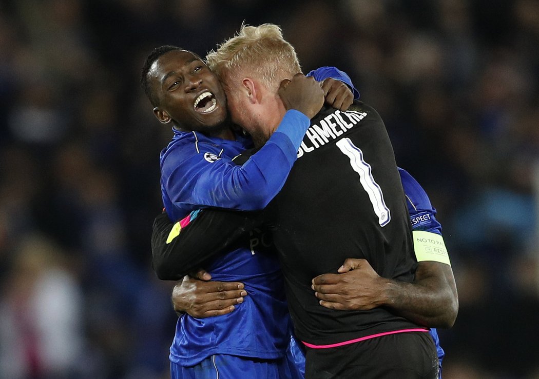 Kasper Schmeichel a Wilfred Ndidi slaví postup Leicesteru do čtvrtfinále Ligy mistrů