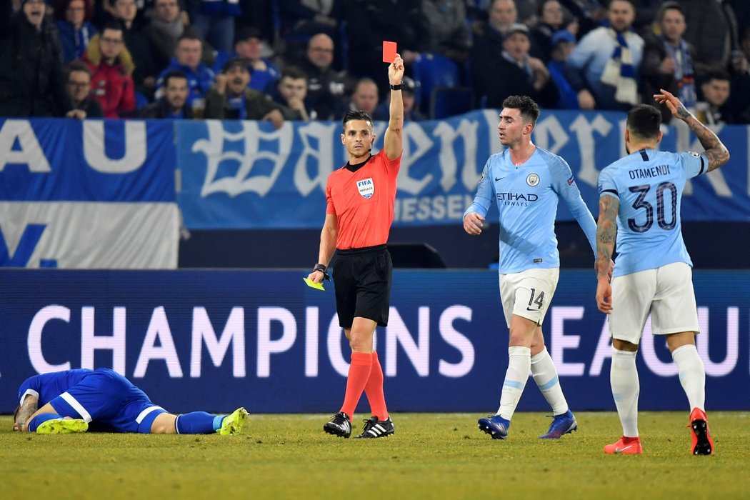 Nicolas Otamendi obdržel za svůj nedovolený zákrok od hlavního arbitra červenou kartu