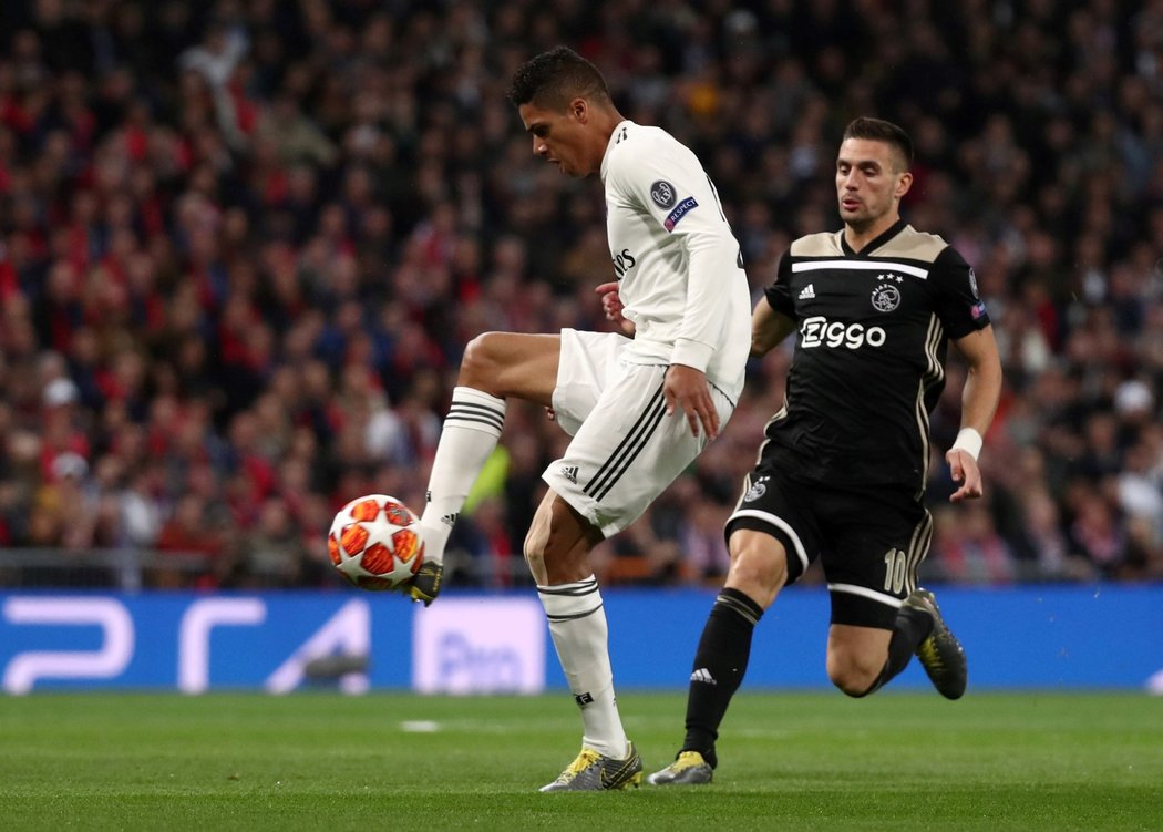 Raphael Varane si zpracovává balon během souboje s Ajaxem