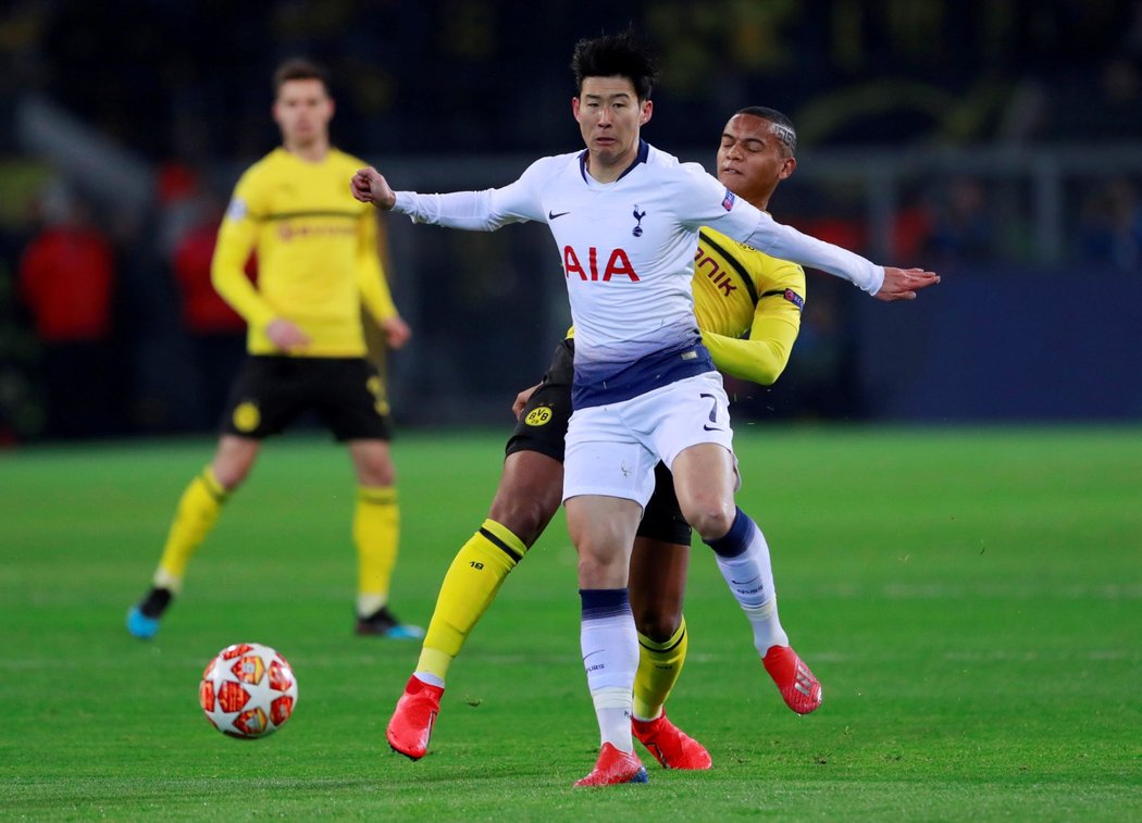 Heung-min Son (vpravo) v souboji s Manuelem Akanjim během duelu Borussia Dortmund - Tottenham