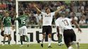 Zlatan Ibrahimovič čeká na své spoluhráče z Interu, aby oslavili jeho gól proti Panathinaikosu