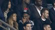 Zpěvačka Beyoncé s manželem Jay-Z a vedle nich David Beckham na zápase Ligy mistrů mezi Paris St. Germain a Barcelonou