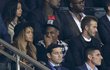 Zpěvačka Beyoncé s manželem Jay-Z a vedle nich David Beckham na zápase Ligy mistrů mezi Paris St. Germain a Barcelonou