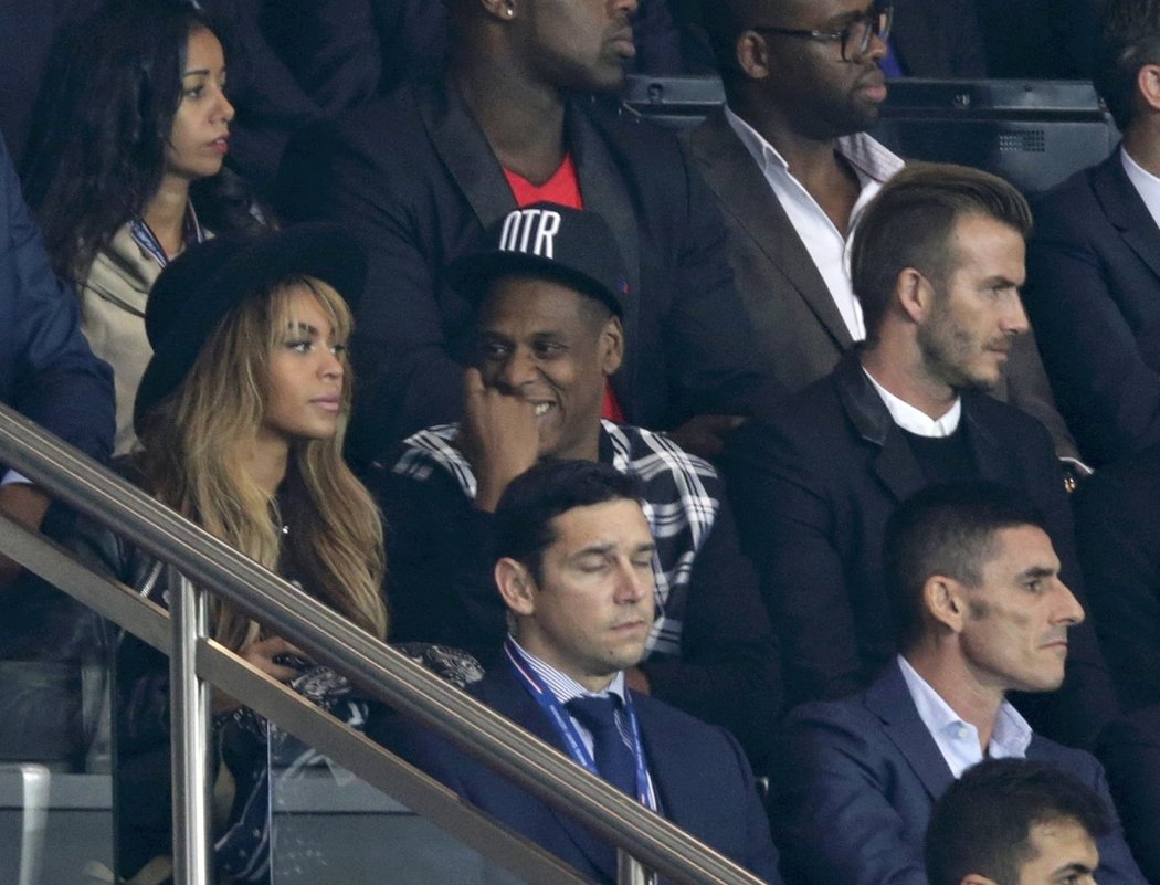 Zpěvačka Beyoncé s manželem Jay-Z a vedle nich David Beckham na zápase Ligy mistrů mezi Paris St. Germain a Barcelonou