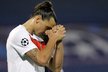 Zlatan Ibrahimovic se drží za hlavu po své neproměněné šanci proti Dinamu Záhřeb