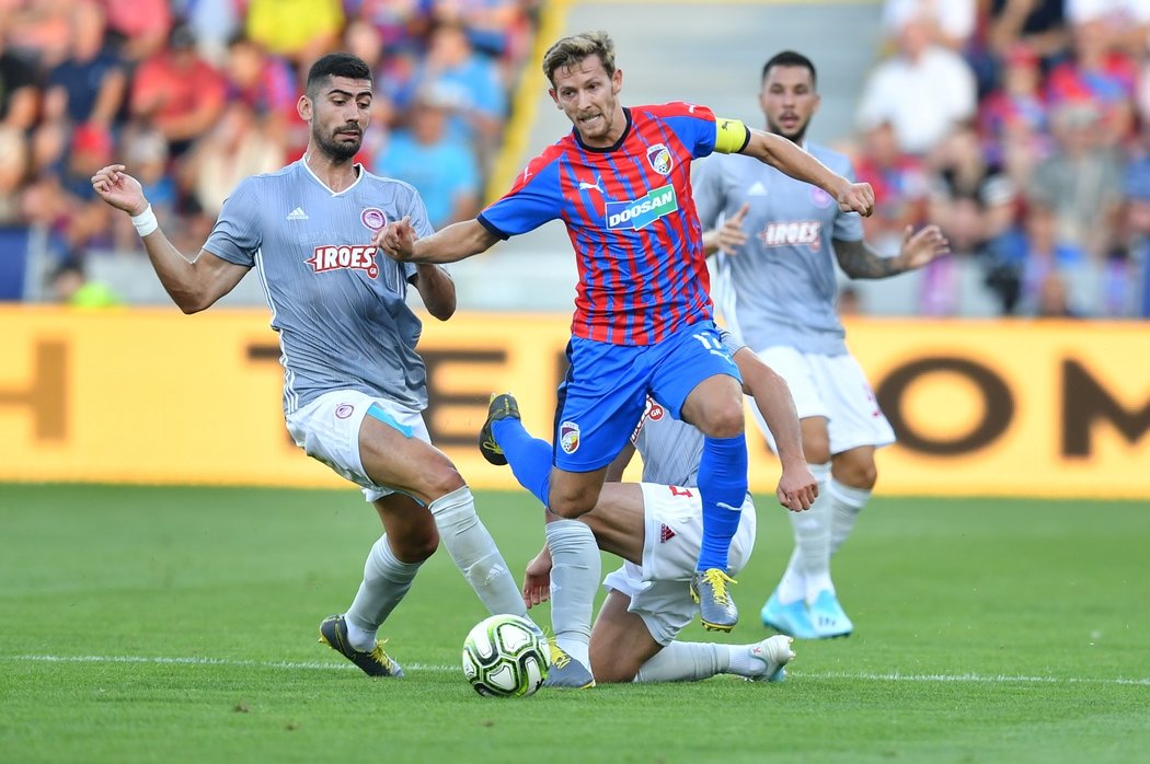 Patrik Hrošovský se pokouší obejít soupeře z Olympiakosu Pireus