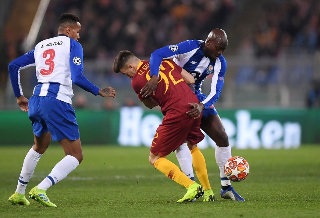 Stephan El Shaarawy z AS Řím a Danilo Pereira z FC Porto bojují o míč v utkání osmifinále Ligy mistrů