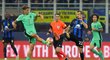 Marcos Llorente z Atlétika a Henrich Mchitarjan z Interu Milán bojují o míč