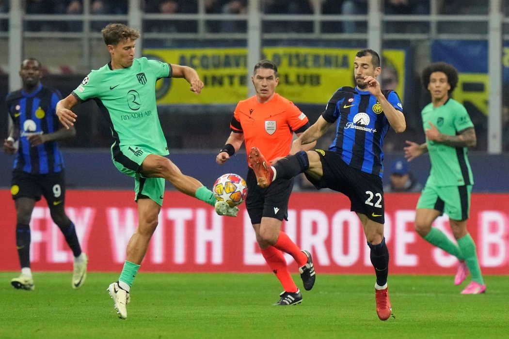 Marcos Llorente z Atlétika a Henrich Mchitarjan z Interu Milán bojují o míč
