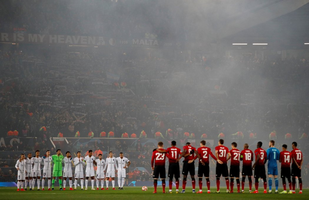 Před zápasem osmifinále Ligy mistrů mezi Manchesterm United a Paris Saint-Germain vzdaly oba týmy hold Emilianovi Salovi