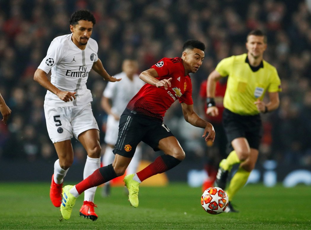 Jesse Lingard z Manchesteru United padá v souboji s pařížským Marguinhosem