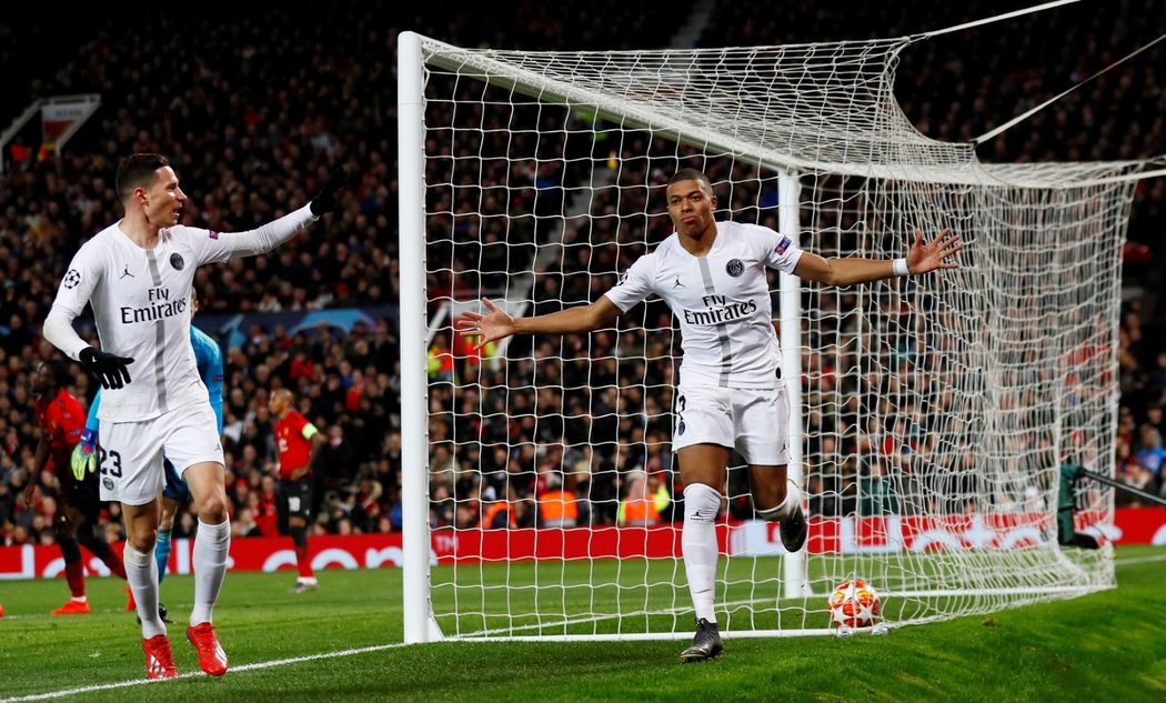 Kylian Mbappé se raduje z gólu na 2:0, který vstřelil v osmifinále Ligy mistrů na hřišti Manchesteru United