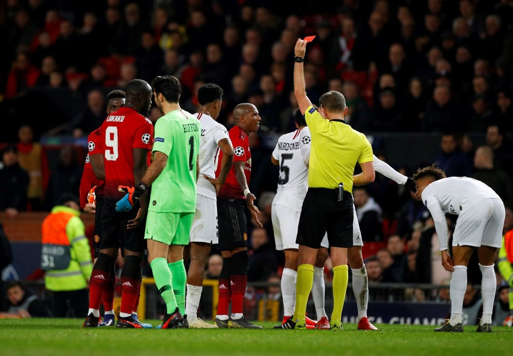 Paul Pogba viděl v závěru utkání osmifinále Ligy mistrů proti PSG červenou kartu