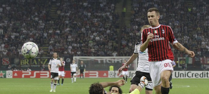 Antonio Cassano střílí druhý gól AC Milán.